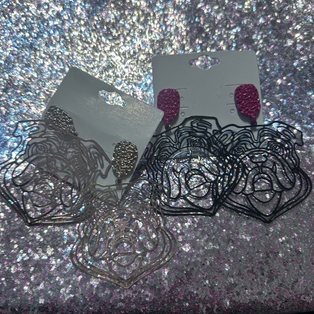 GA BULLDOG EARRINGS X2!